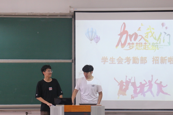 3.图为物电学院学生组织招新活动现场。记者 夏瑞雪 摄.jpg