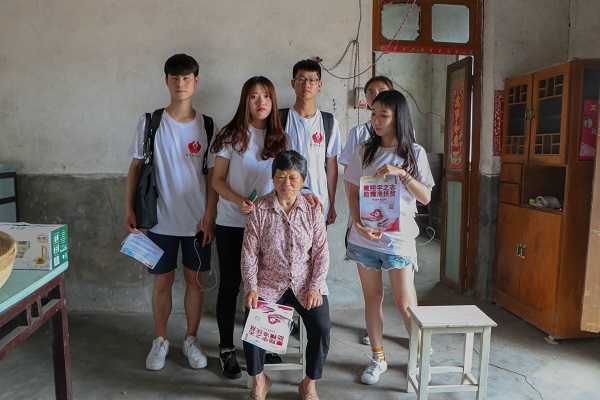 图为走访贫困户现场。记者 罗付军 摄